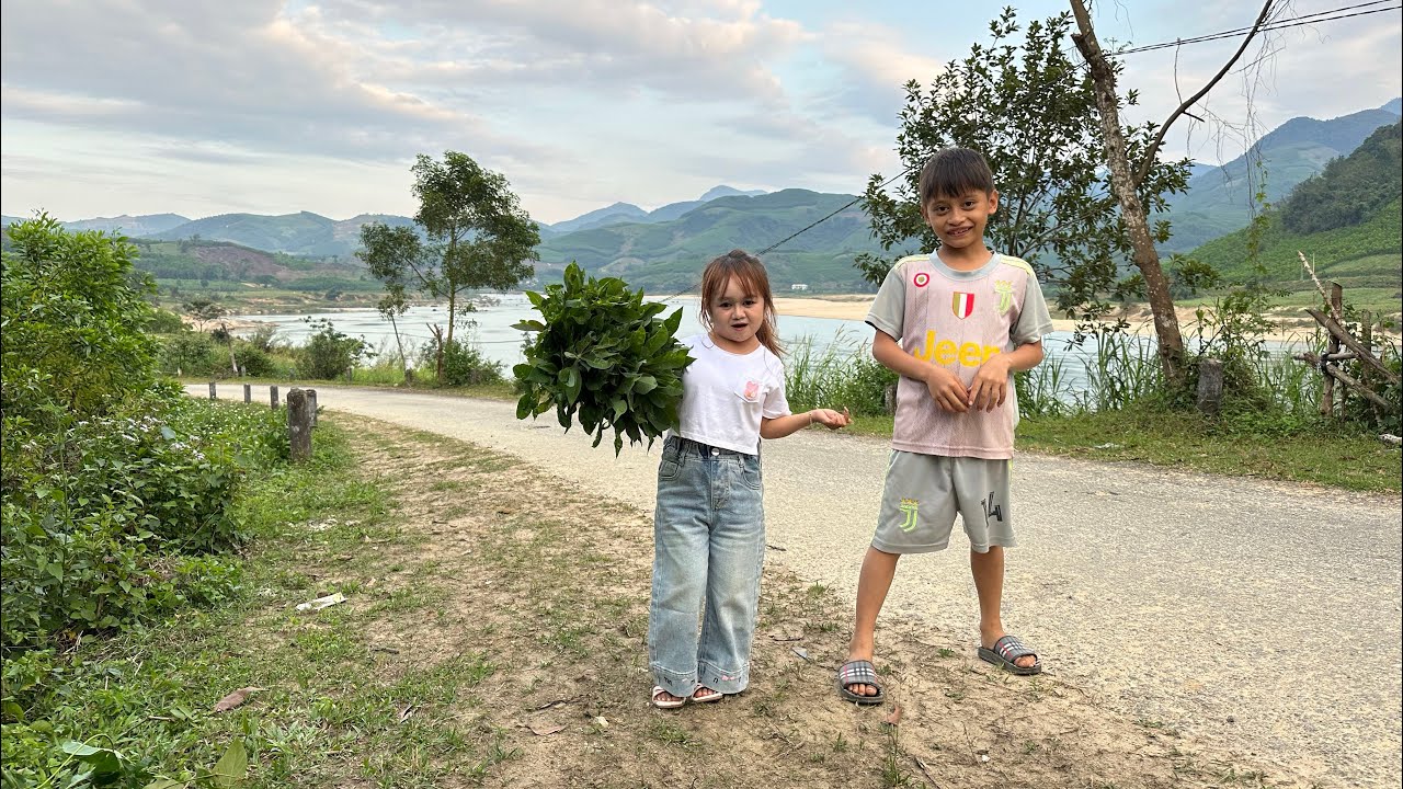 Huyền Hrê cùng hai anh em đi kiếm rau đặc sản ở quê