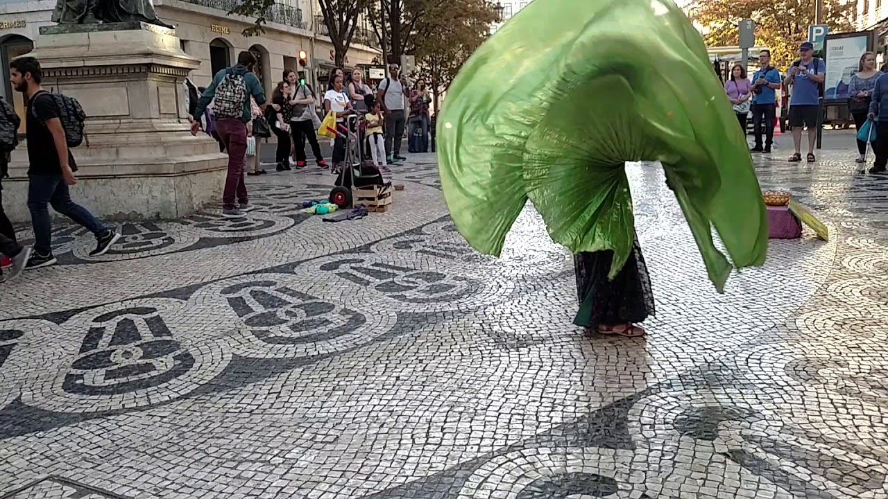 Dan&ccedil;arinas no Largo do Chiado - Lisboa