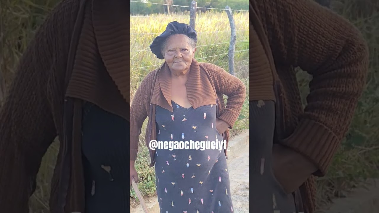 A mulher de tiringa ajeitando a rua