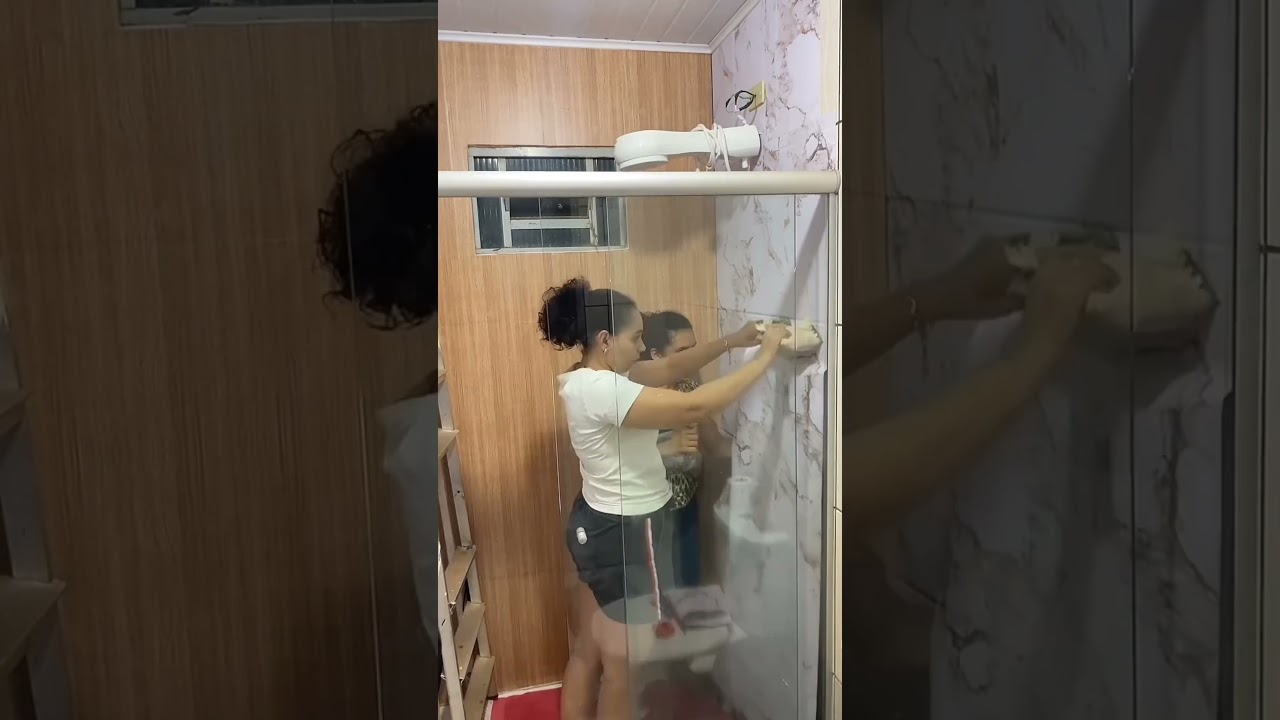 Antes e depois do meu banheiro que foi todo revestido com papel de parede vin&iacute;lico lav&aacute;vel.