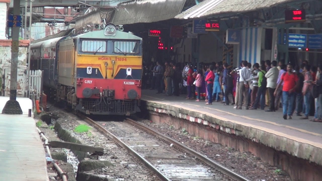 Back to Back Aggressions by Deccan Queen & Howrah Duronto Express - Tearing Crowds at Dadar, Mumbai