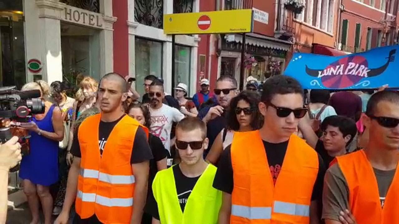 Venezia, bloccati i varchi turistici di accesso