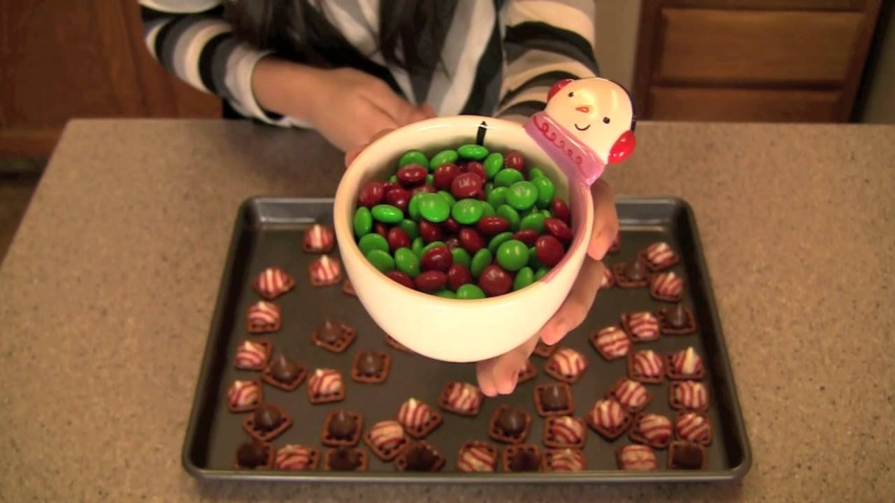 Рецепт горячего шоколада с мятой и конфетами M&M Kisses со вкусом кренделей!