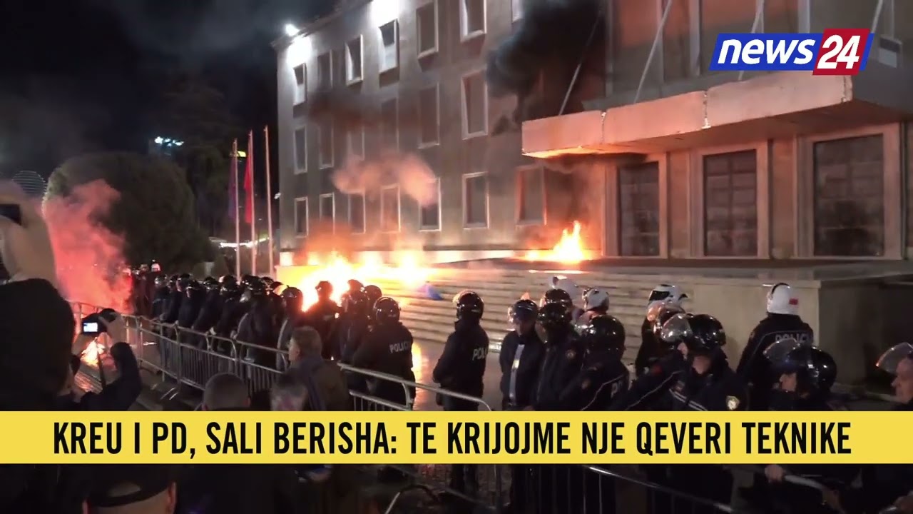 Sali Berisha mbyll fjalimin, protestuesit hedhin molotov drejt kryeministrise