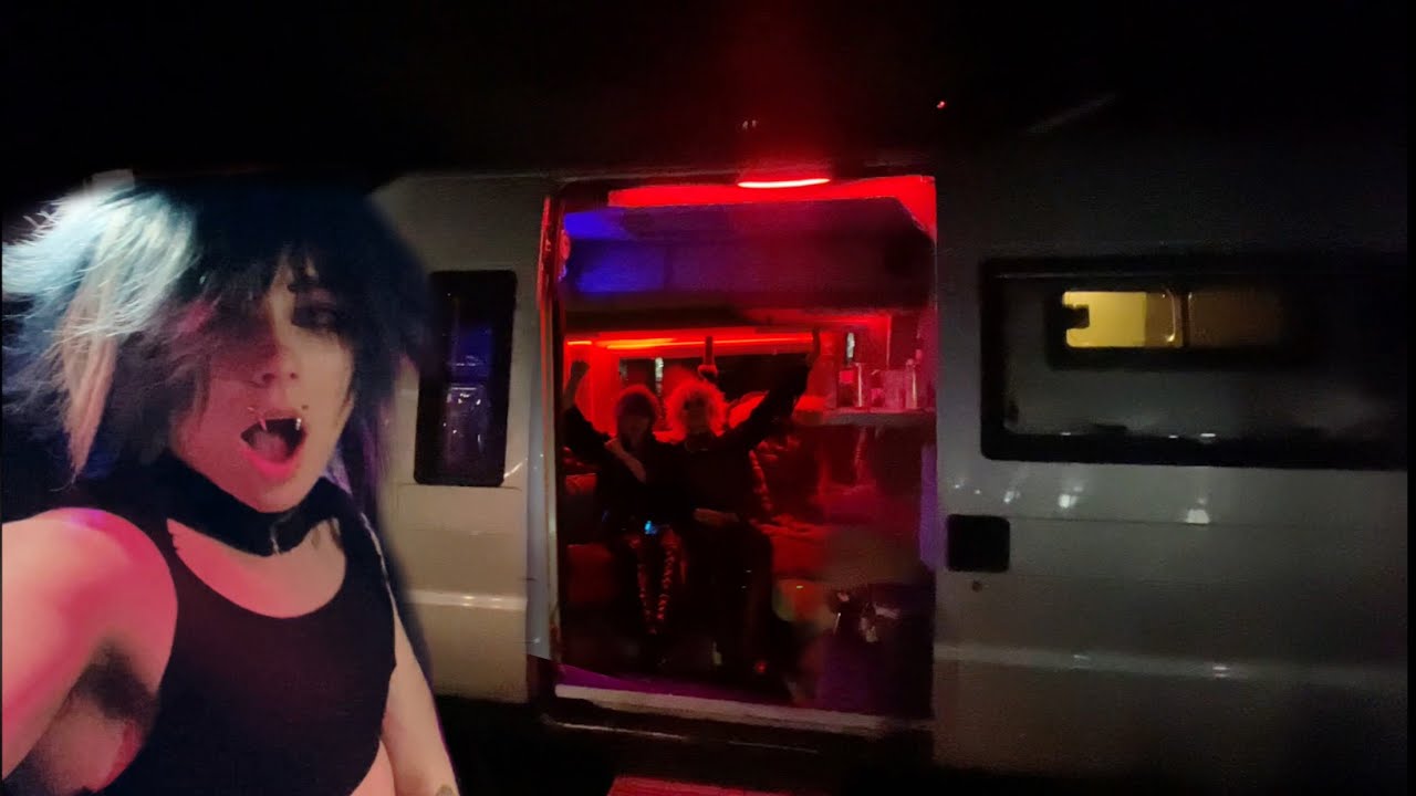 WE GOT IN A WHITE VAN?! mcm may 2024 | con vlog day 3