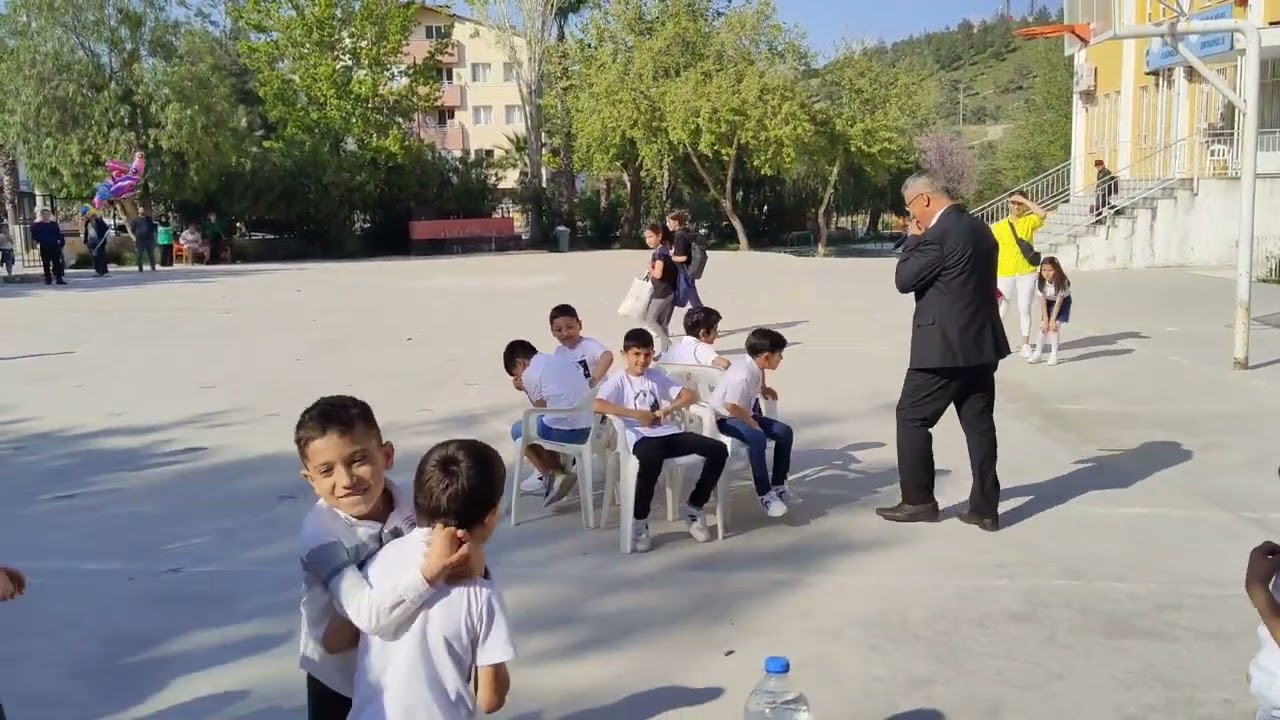 Sandalye kapmaca yarışması💐23 Nisan etkinlikleri bitmeden ayrılan seyiciler bu gösteriyi kaçırır😉🇹🇷🌷