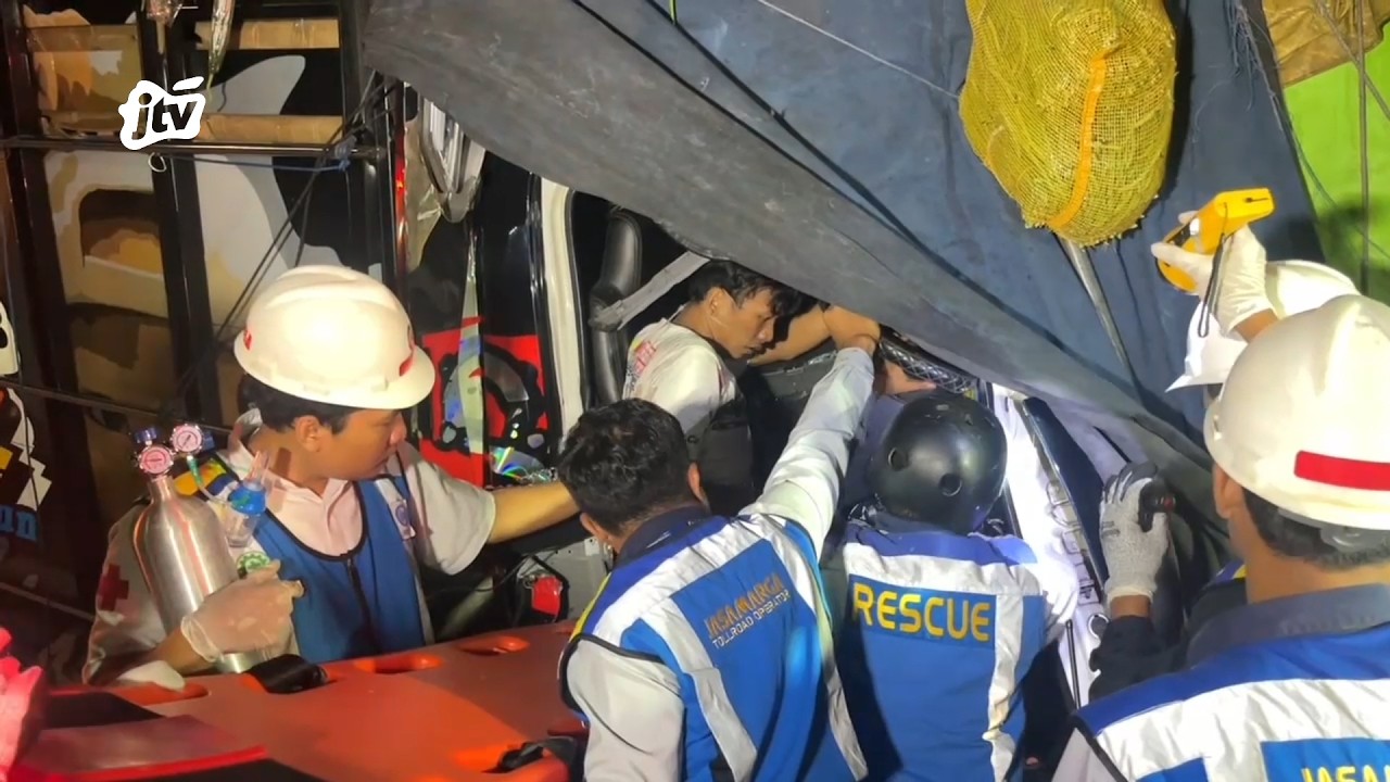 Truk Sayur Tabrak Belakang Tronton 1 Korban T3w45