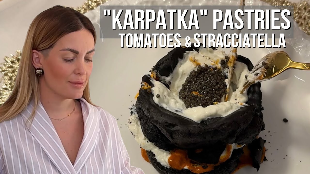 Черные пирожные «Карпатка» из заварного теста с томатным соусом и страчателлой.
