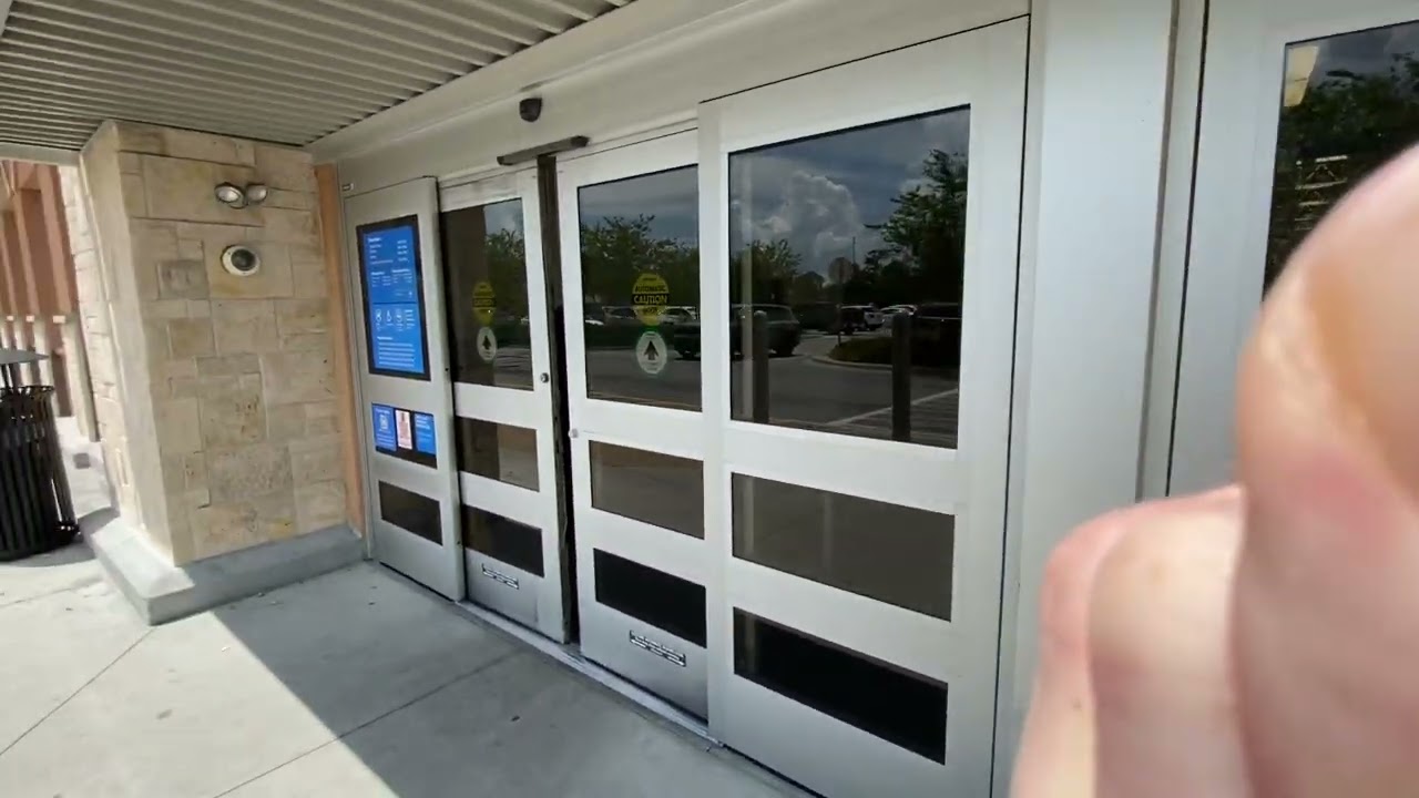 Автоматические двери Stanley 2014 года выпуска в продуктовом магазине Walmart в Сент-Петербурге, ...