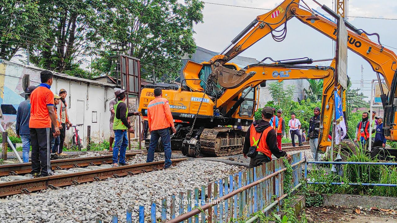 DRAMATIS! Proses Evakuasi Alat Berat Mogok di Tengah Rel Kereta Api 