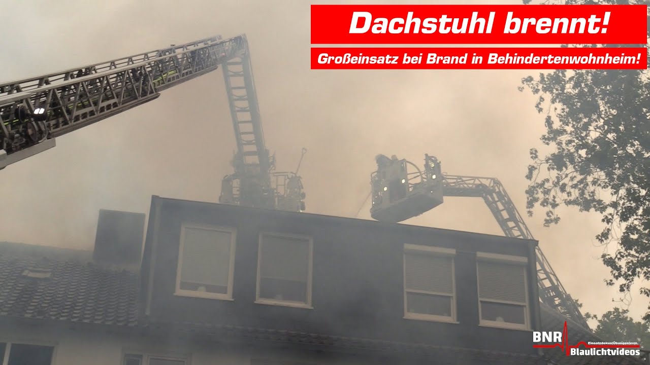 [MASSIVE RAUCHENTWICKLUNG] Dachstuhl von Behindertenwohnheim im Vollbrand! Feuerwehr im Gro&szlig;einsatz!