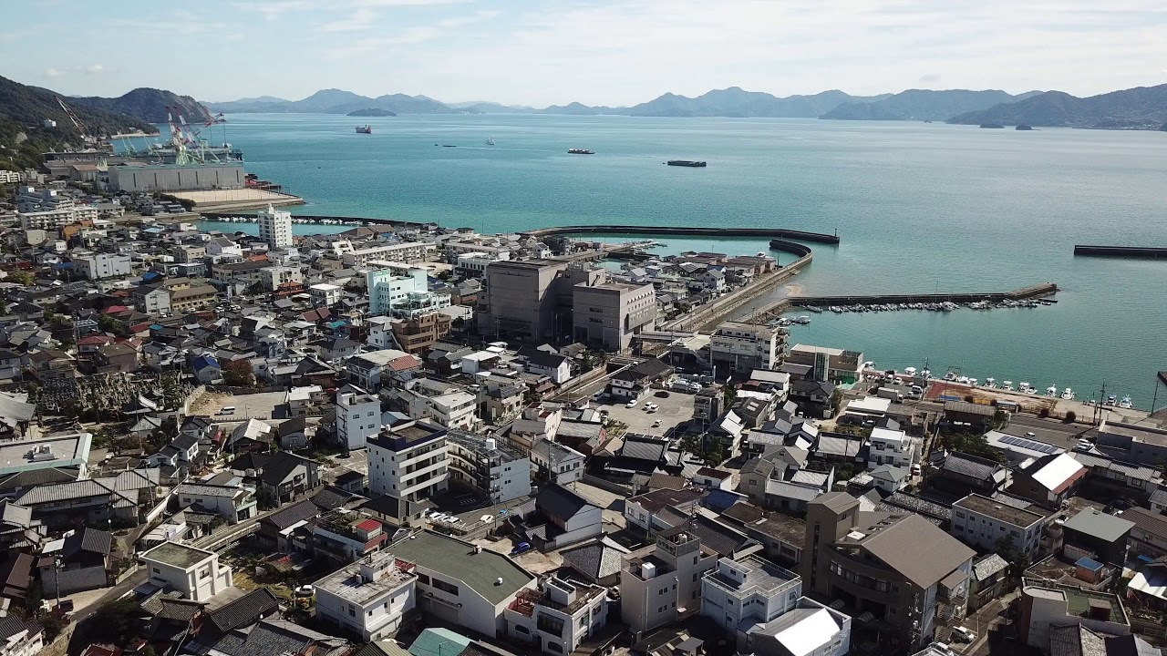 呉市川尻町《小中学校地区やJR川尻駅方面上空からの風景》ドローン空撮