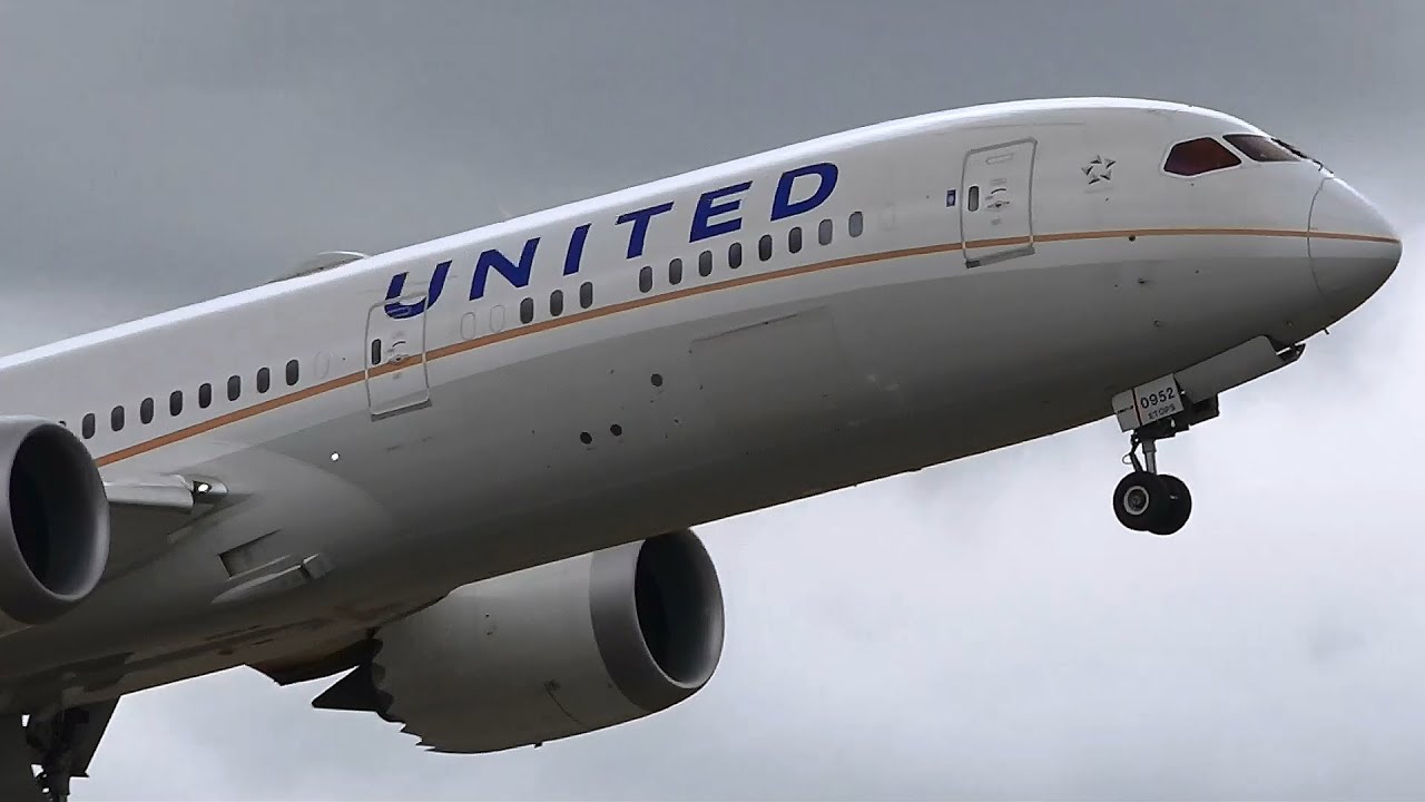 Extreme Close Up - United Airlines New 787-9 Dreamliner - Takeoff at Melbourne Airport [N26952]