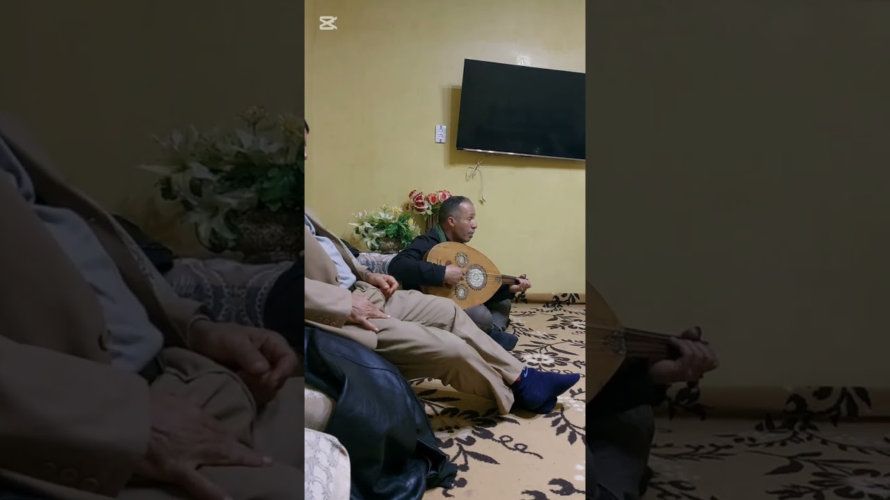 عازف العود  لخضر خشاب  يؤدي  صامتة موسيقية  في جلسة مع الاحباب 