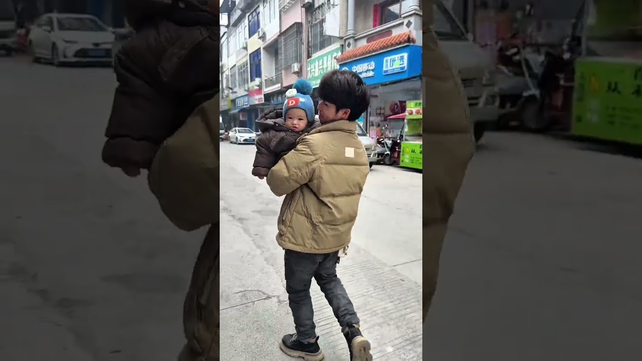 在這種大山裡面上個街都要半個鐘的路程， 換是你們選擇出去還是呆在大 山裡呢， 上街幫丈母孃買米回來， 來到聽到雞叫小舅又開始砸我車，還好我攔著，沒注意到就麻煩了😞 #我的鄉村生活 #這就是我