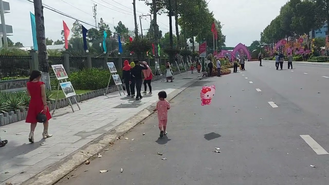 gạo chơi bong b&oacute;ng hello kitty