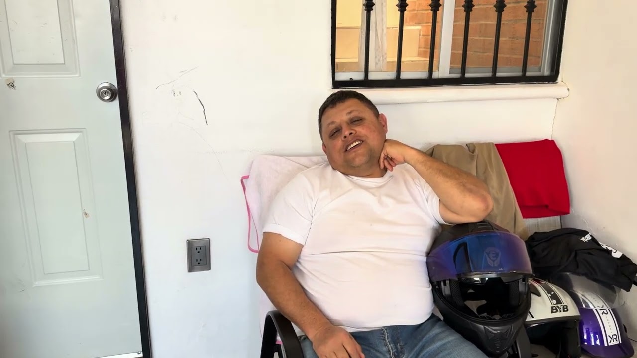 Quiere que le compre un vestido de novia a su hermana y que le pague el mariachi
