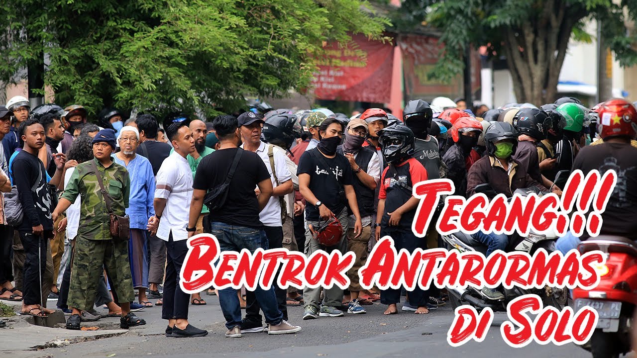 Bentrok Antarormas di Depan PCNU Solo, Massa Saling Lempar Batu!!!
