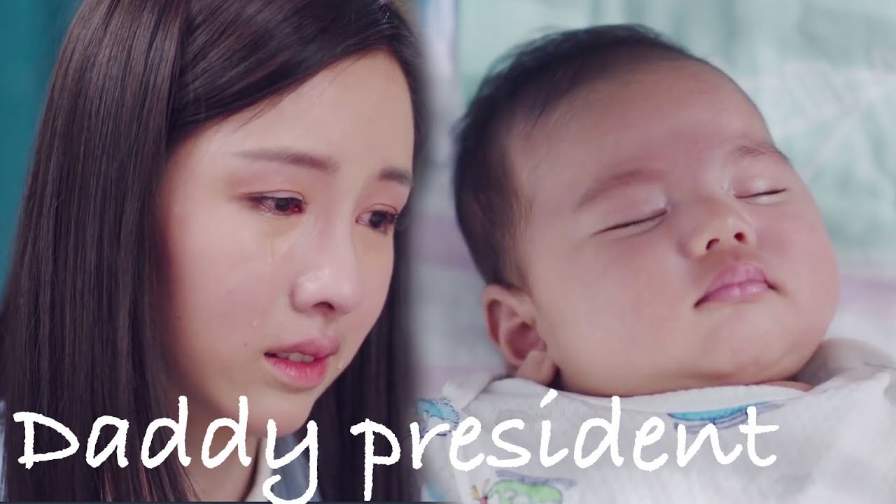 Mother takes care of the sick baby alone, while father is drinking outside|new chinese drama