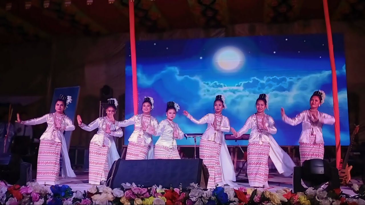 মারমা লোককাহিনী সাত বোনের গল্পের নাচ।