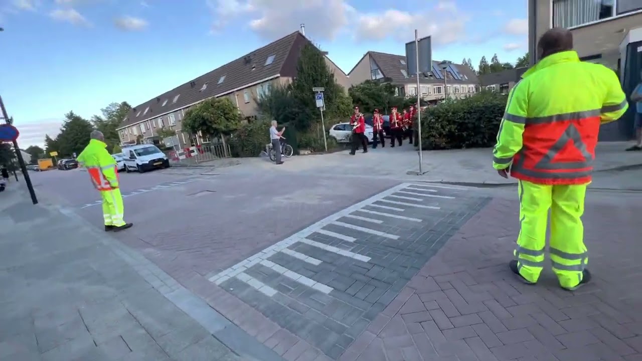 Showbrassband thalita loopt de wijkmars in Vlaardingen