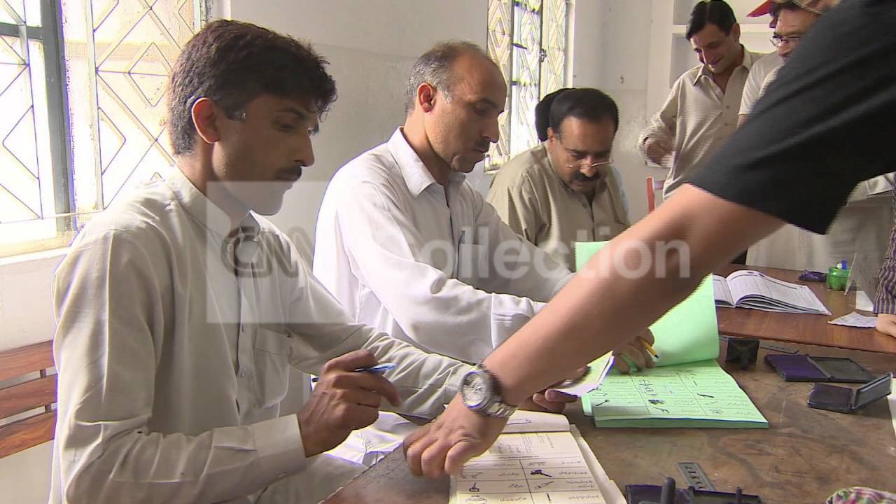 PAKISTAN: MEN VOTING IN ELECTION