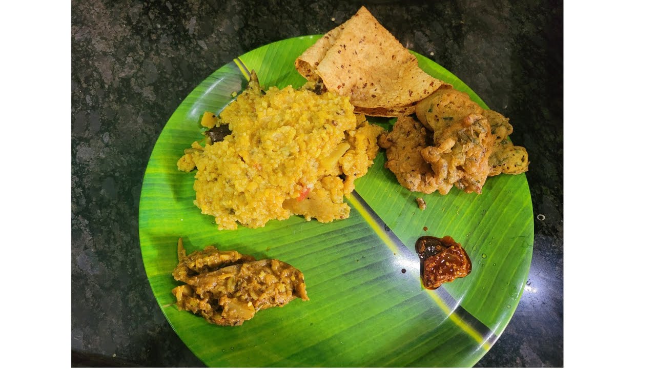 Cooking vlog 😋. Khichdi ke sath khane ke liye Pakoda papad
