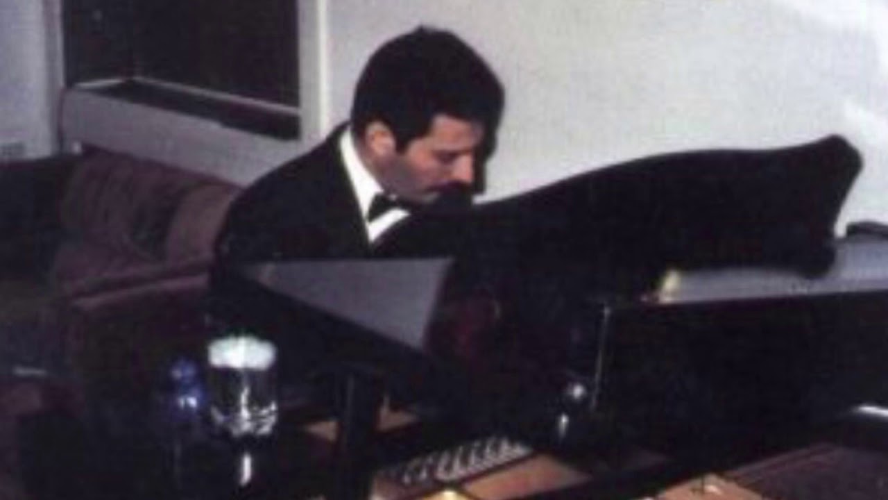 Piano solo arrange cover ♫ There Must Be More To Life Than This