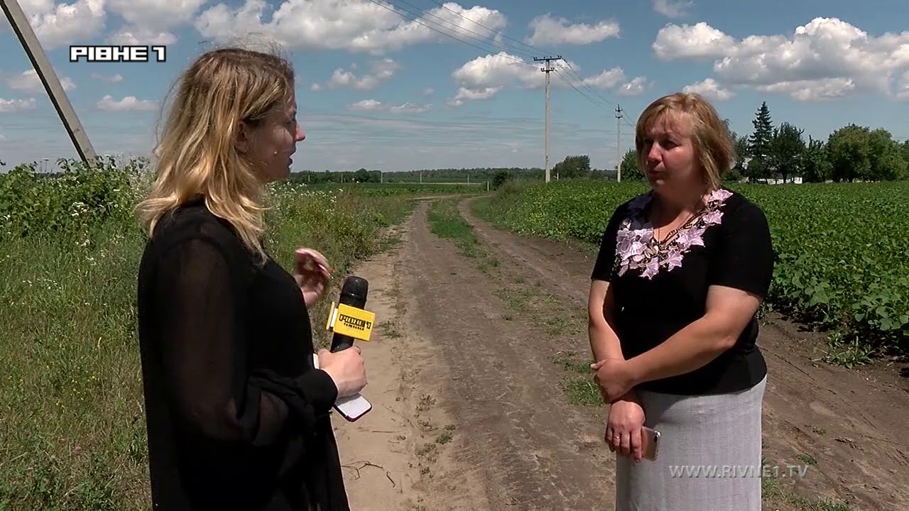 Асфальт замість бруківки: жителі Заріцька на Рівненщині все ніяк не дочекаються хорошої дороги
