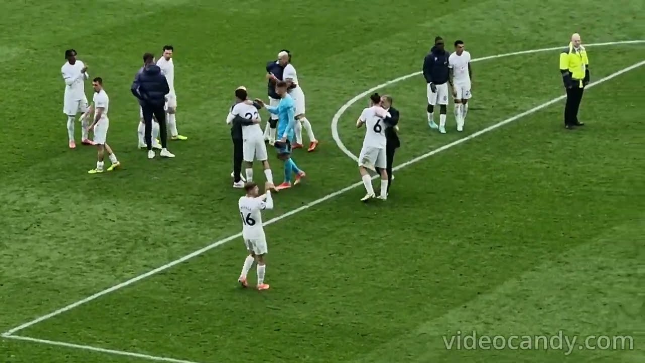 Tottenham fans celebrate beating Luton Town. 토트넘 팬들은 루턴 타운을 꺾은 것을 축하한다