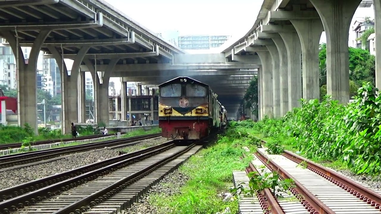 Bangladeshi Commuter Train  || kornofuli express passing Banani