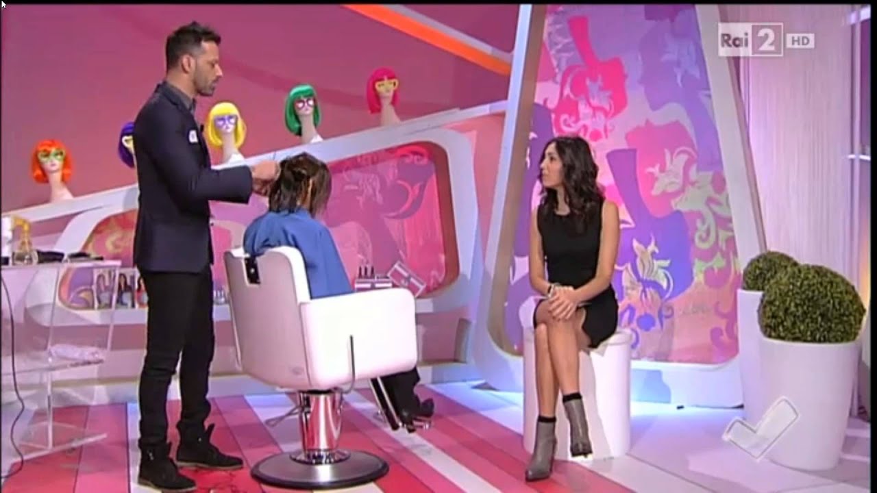Caterina Balivo con minigonna e spacco e tacchi. Accavallo sexy. HOT!!!!