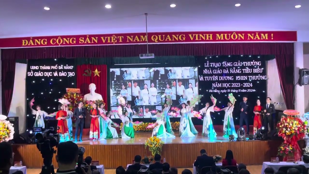 Hát múa Bài ca người giáo viên Việt Nam( Trường THPT Sơn Trà- Đà Nẵng)