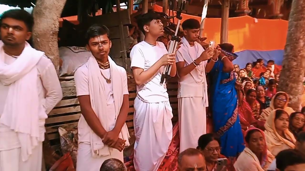 মনিরামপুর টিনাটোলা পালপাড়ায় ৬৪ মহন্তের ভোগে আরতি কীর্তন গাইছেন বেলেডাঙ্গা মন্দিরের অনন্ত প্রভু 