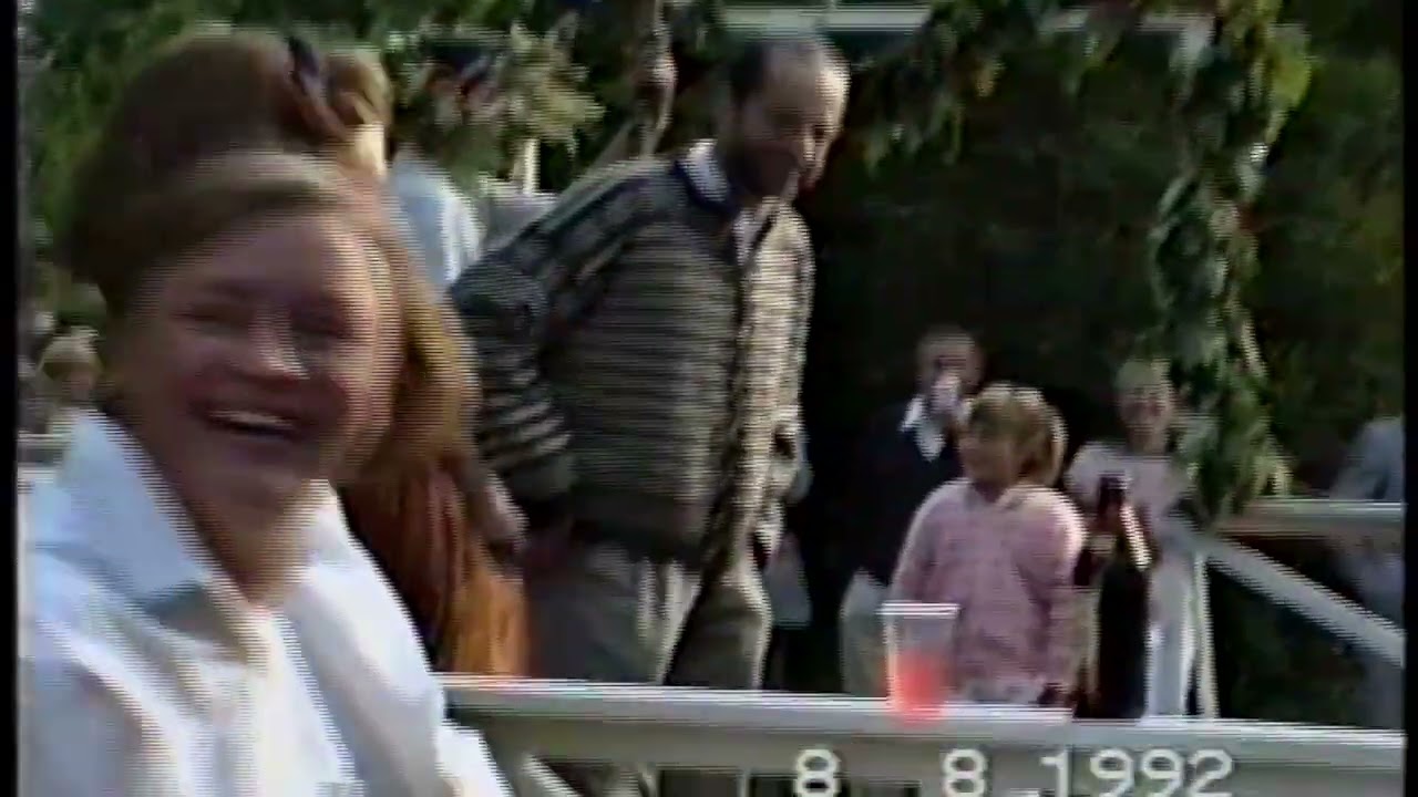 Tapani Kansa filmaa uudella videokamerallaan Snettansin kyläjuhlien valmisteluja