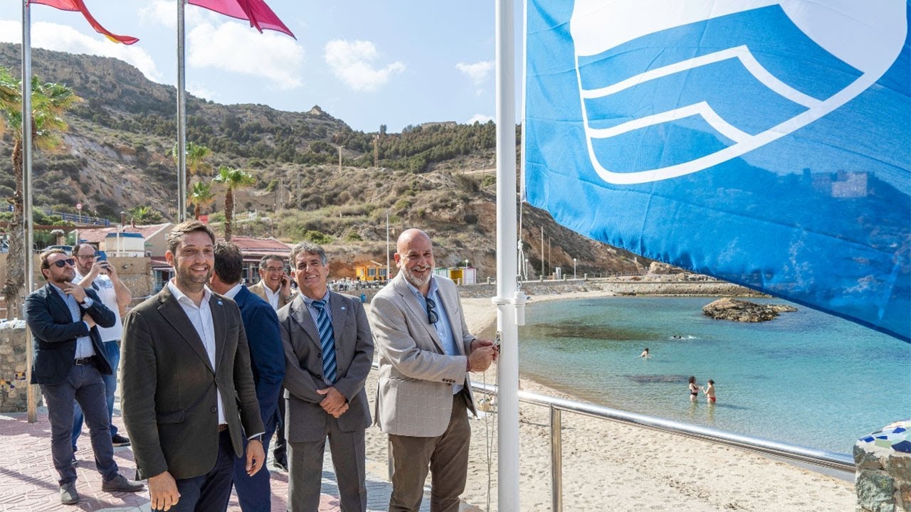 Cartagena recibe las Banderas Azules en playas como Cala Cortina, La Manga y El Port&uacute;s