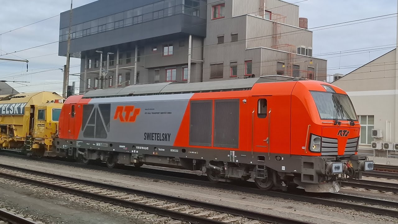 Durchfahrt der 1247 903-8 mit einen langen Bauzug in Linz Hbf am 25.2.2025