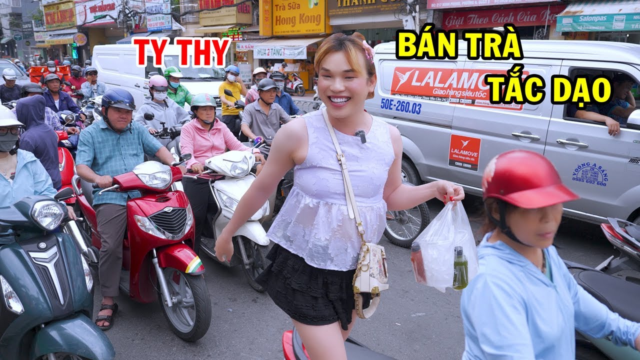 Ty Thy bán trà tắc dạo đông vui giữa ngã 4 đường - Ty Thy Vlog Gỏi đu đủ