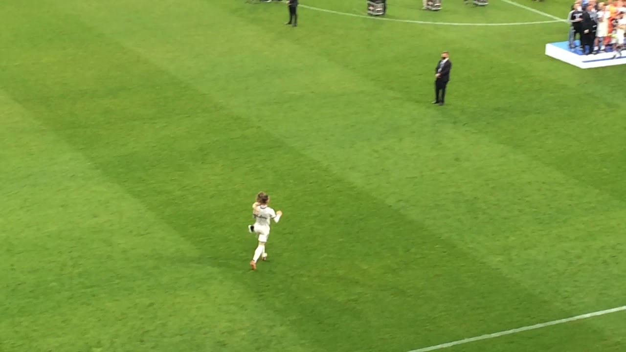 Legia Warszawa przed dekoracją mistrzowską. Marko Vesović podbiega do trybuny