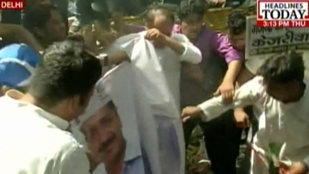Farmer's Rally Suicide: Congress, BJP Workers Stage Protest