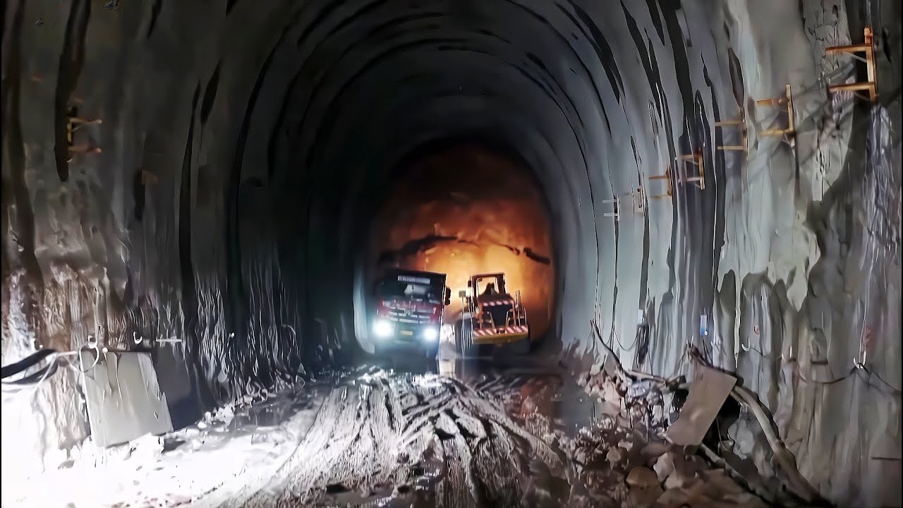 生产一线向“新”而行·穿越生产线 山东青岛 在海底穿行的筑路人