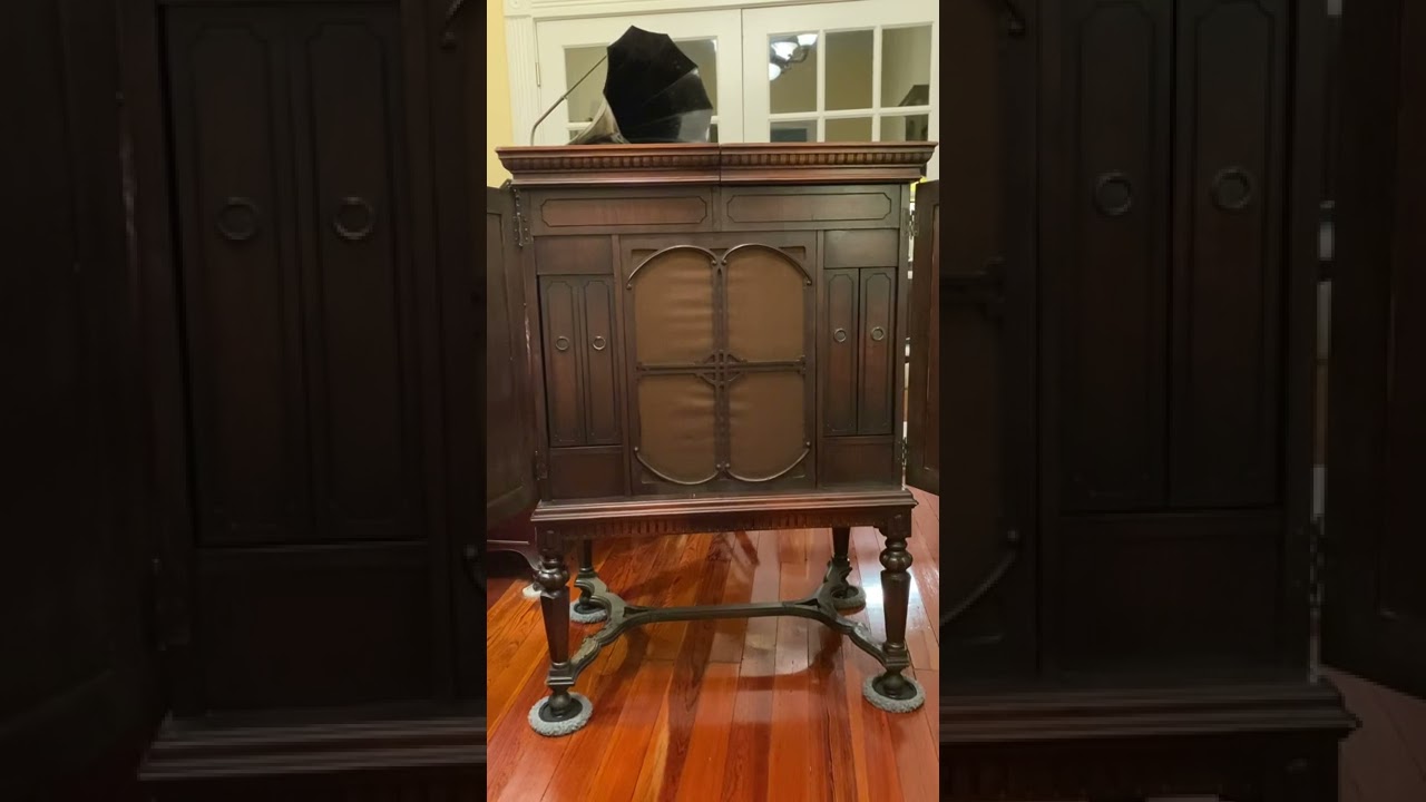 Sugar Babe I’m Leavin’! on the 1926 Brunswick Hampton Phonograph