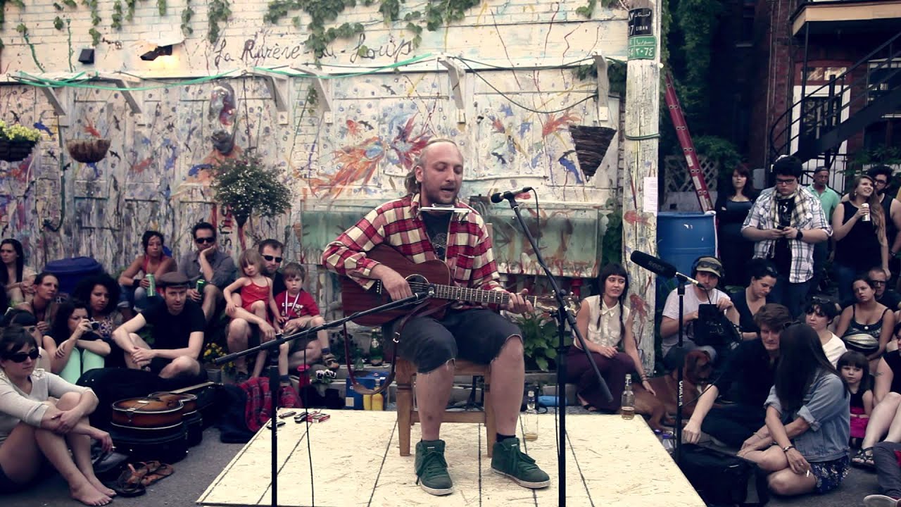 Bernard Adamus chante « Le scotch goûte le vent » dans la ruelle Modigliani