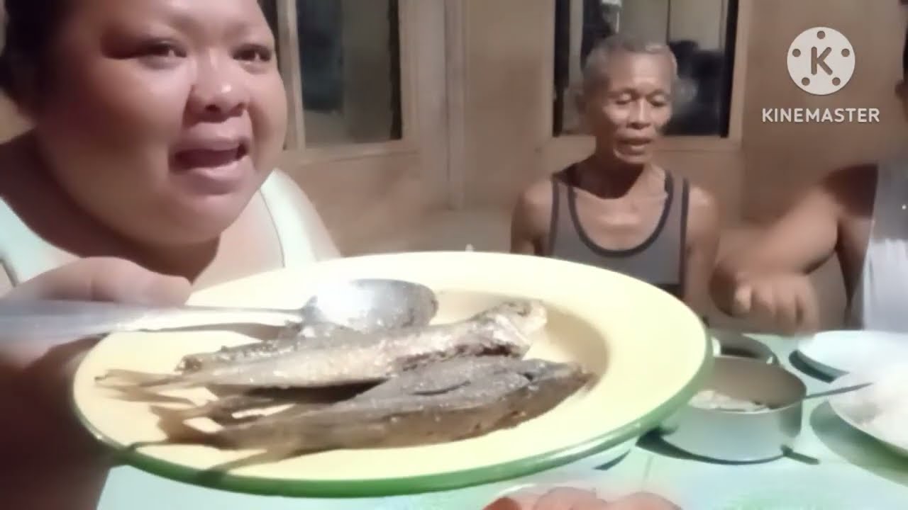 NAGHAHANDA AKO NG HAPUNAN NG BIGLANG KUMIDLAT NG SOBRANG LAKAS KAYA NAKAKATAKOT TALAGA
