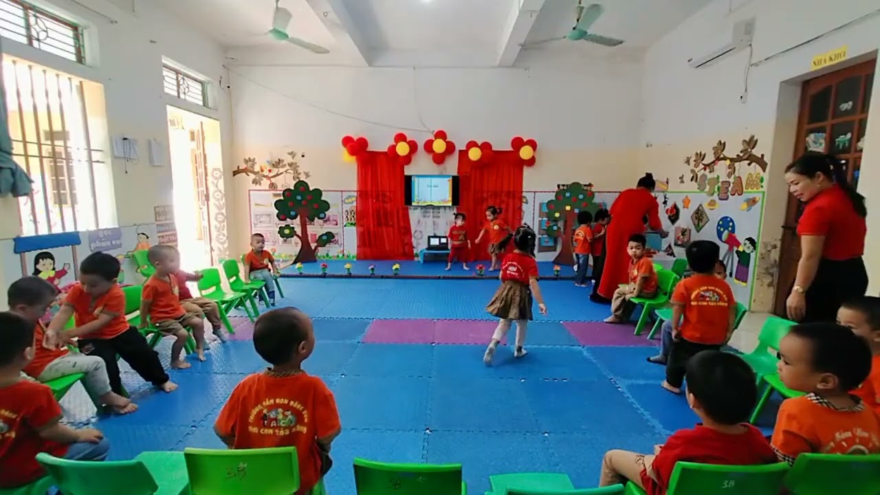 Dạy hát: Cô và mẹ 