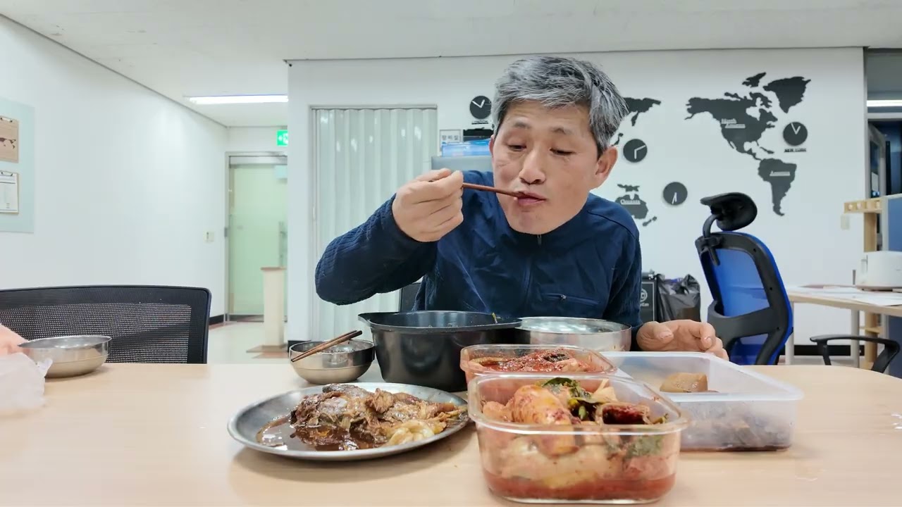 조기찜을 만들었네요. 일반적으로 무우를 깔아서 만드는데 없어서 알배추를 대용해서 만들었는데 그런데로 맛있네요