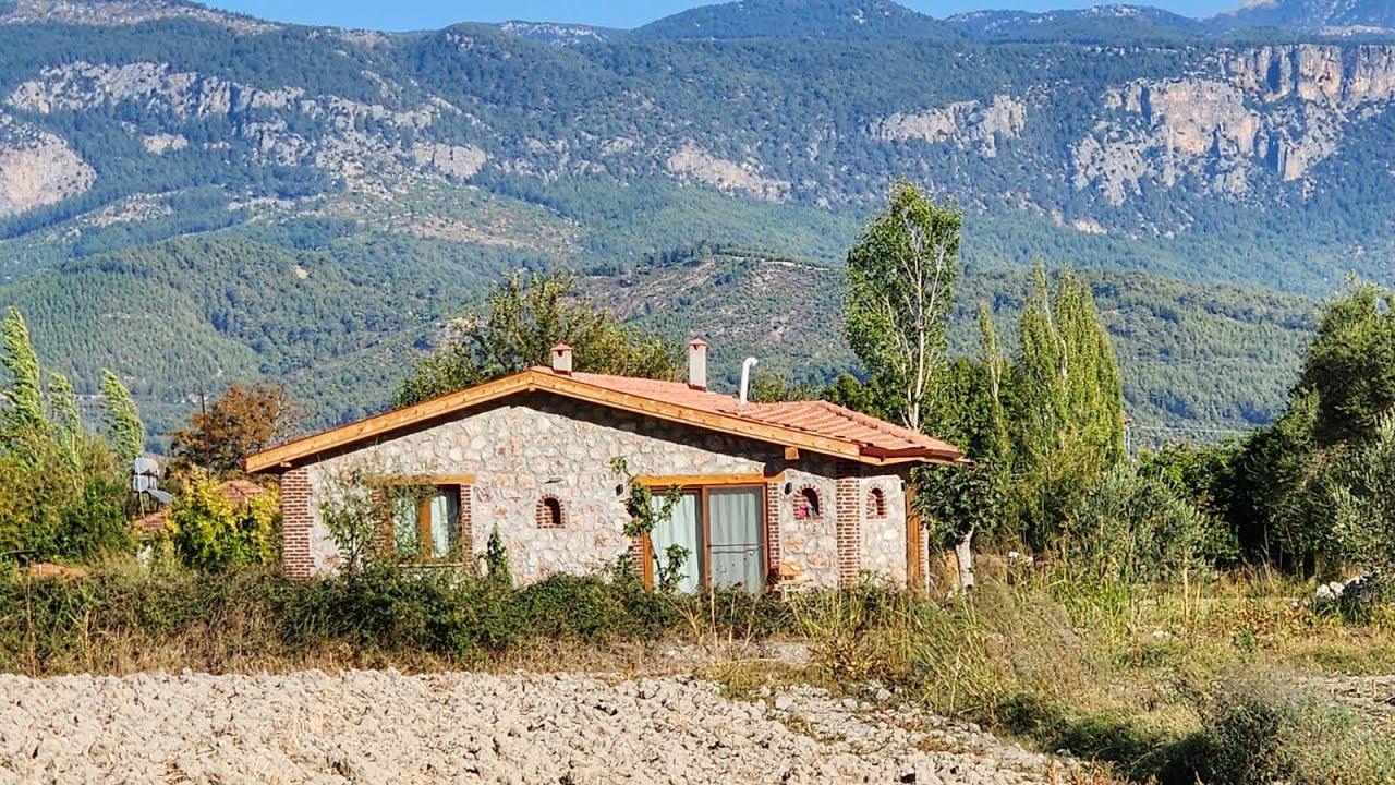 Seydikemer Ortaköy Mahallesinde Satılık Müstakil Köy içi imarlı 1.470 Metrekare Arsa Ev ve Bahçe..