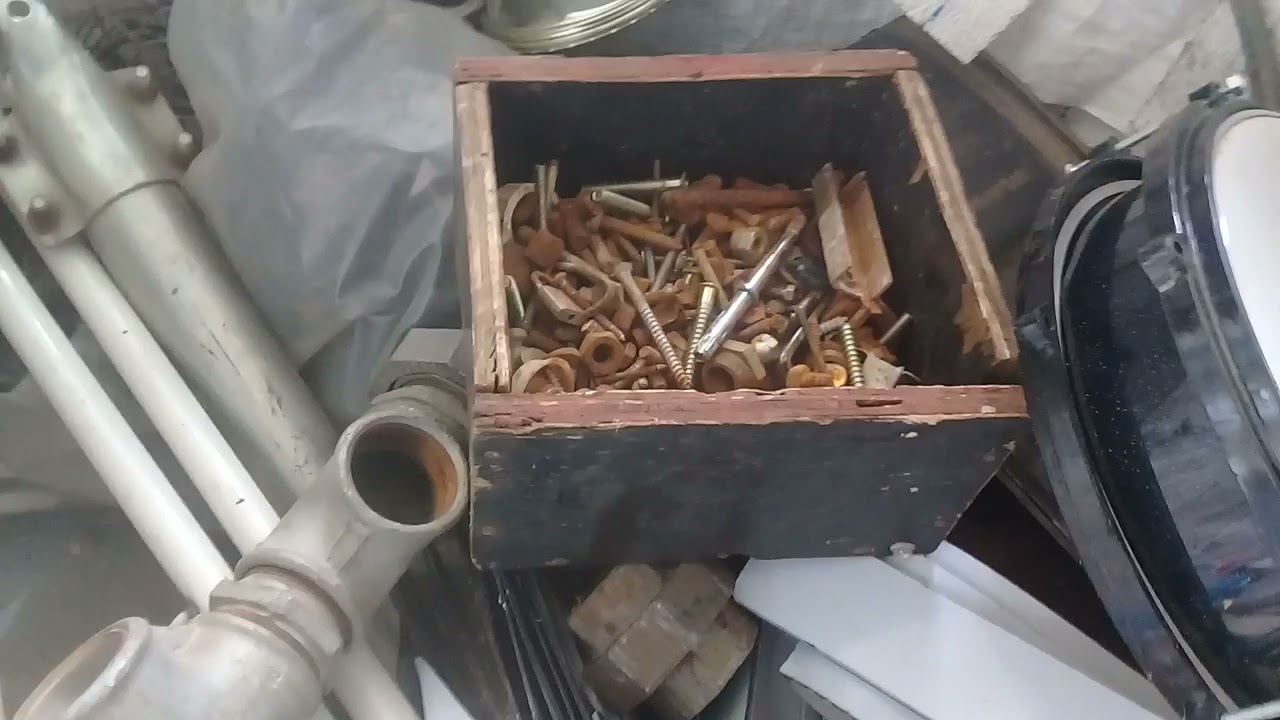 Reciclagem.  Chaparia de ferro e alum&iacute;nio  &ntilde;  tem frescura .(148)
