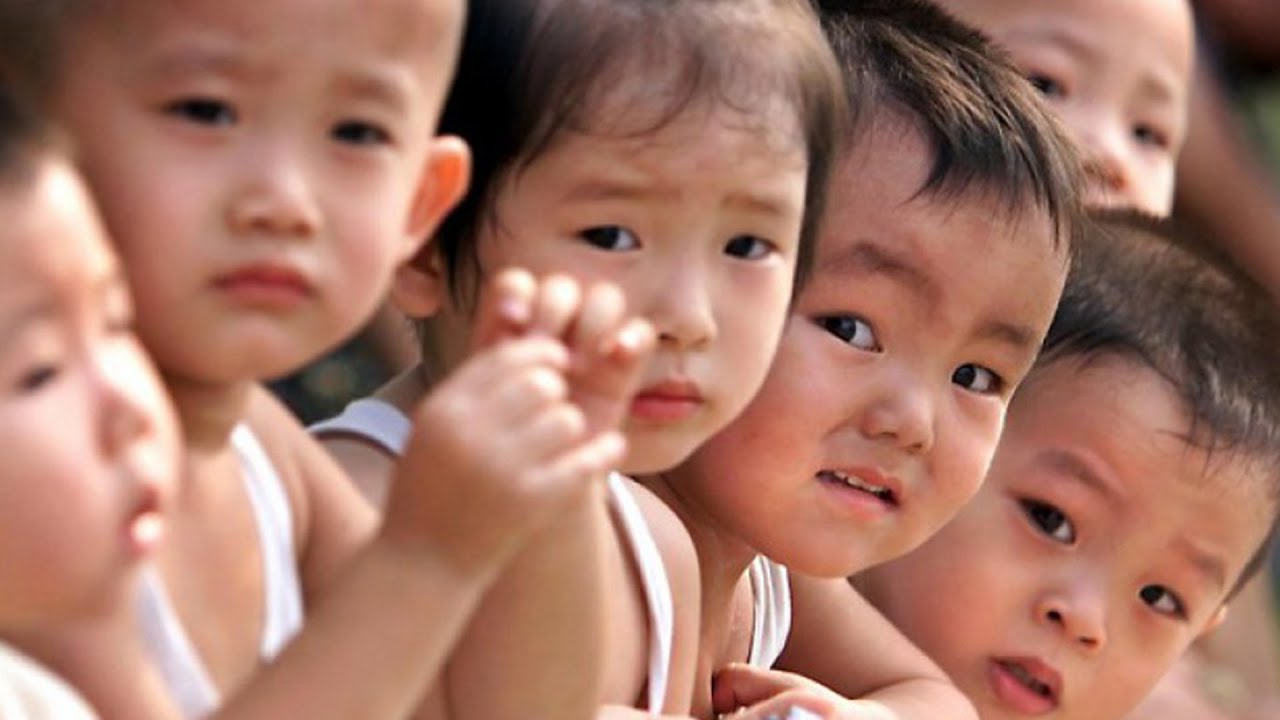 China Changes One-Child Policy to Two-Child Policy | China Uncensored