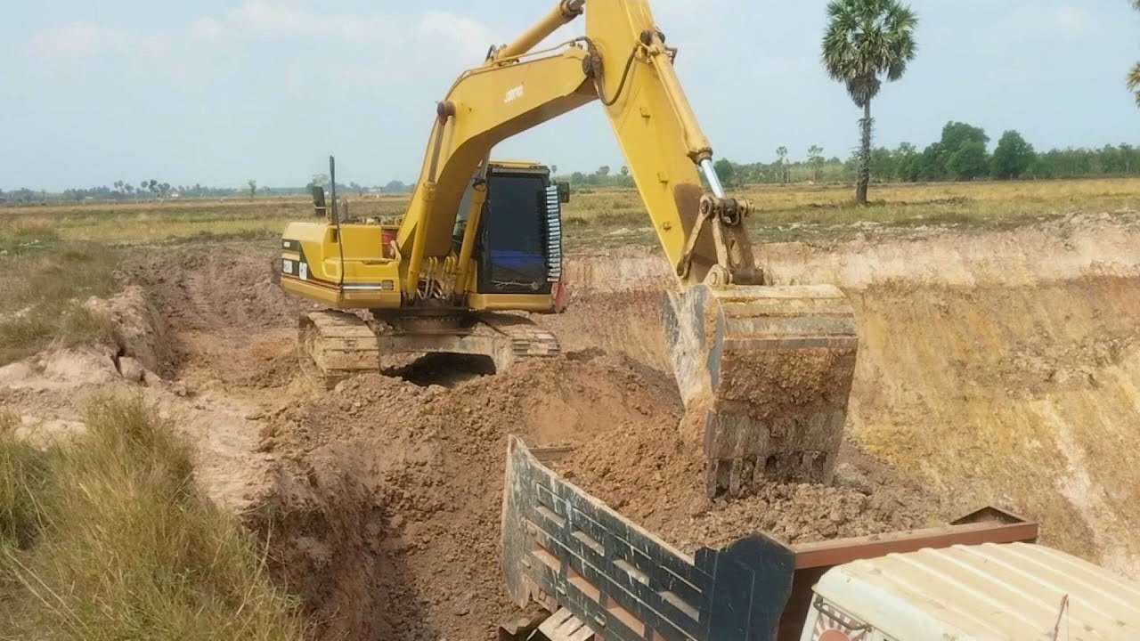 How Skilled Operators Load Excavators Without Spillage on Steep Terrain